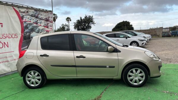 RENAULT Clio III 5 puertas 1.4 i 16V 98cv - Imagen 6
