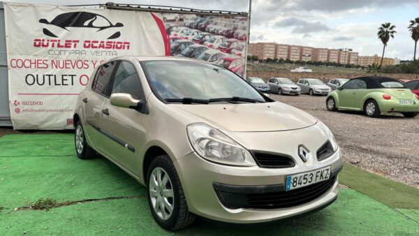 RENAULT Clio III 5 puertas 1.4 i 16V 98cv - Imagen 2