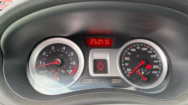 RENAULT Clio III 5 puertas 1.4 i 16V 98cv - Imagen 7