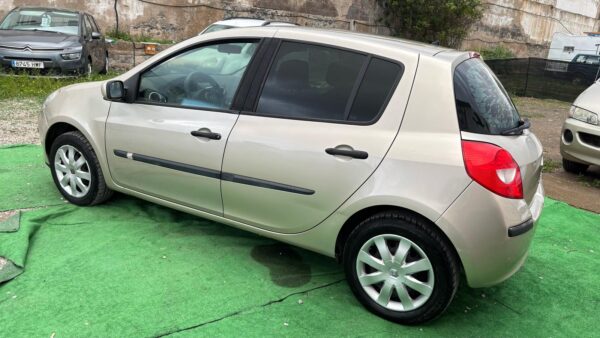 RENAULT Clio III 5 puertas 1.4 i 16V 98cv - Imagen 4