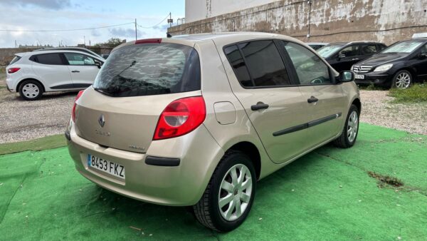 RENAULT Clio III 5 puertas 1.4 i 16V 98cv - Imagen 5